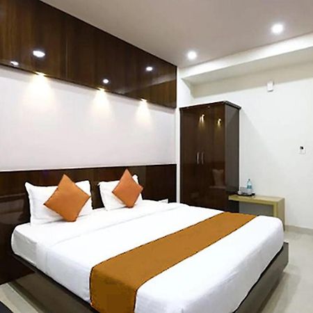 Royal Blue Meridian Inn Бангалор Екстериор снимка