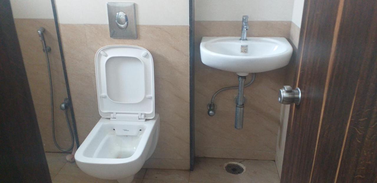 Royal Blue Meridian Inn Бангалор Екстериор снимка