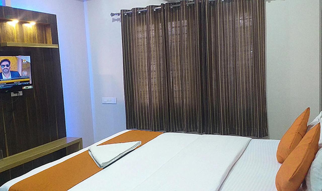 Royal Blue Meridian Inn Бангалор Екстериор снимка