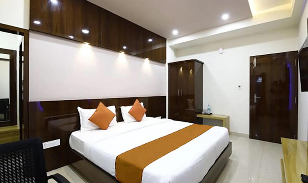 Royal Blue Meridian Inn Бангалор Екстериор снимка