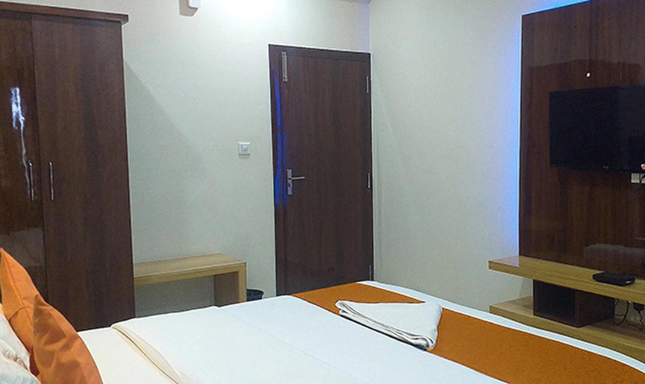 Royal Blue Meridian Inn Бангалор Екстериор снимка